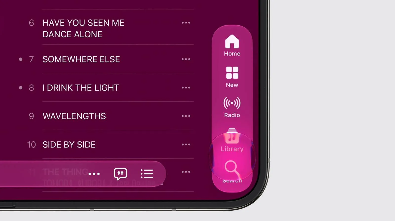 Avattu iPhone Duo, jonka kahdella taitettavalla näytöllä näkyy iOS 27 -käyttöliittymä