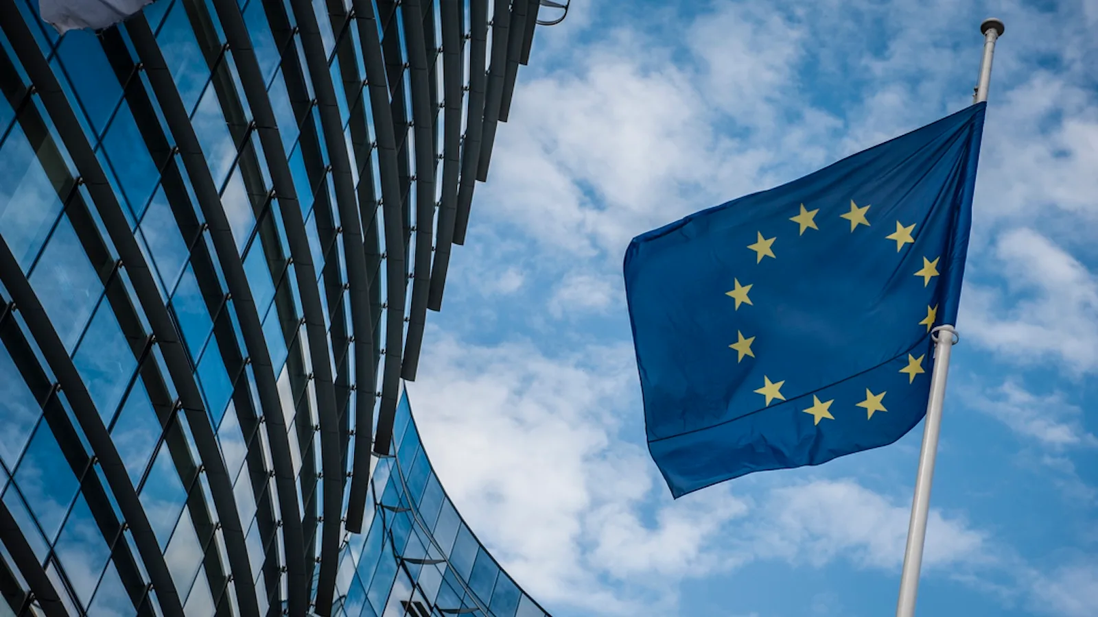 EU-flaggan som symboliserar nya EU-regler om barns tillgång till sociala medier och AI