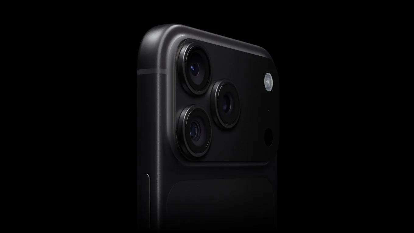 iPhone 18 Pro and iPhone 18 Pro Max showing their camera systems and display