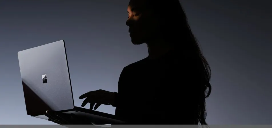 Microsoft Surface Laptop neben einem Windows-PC bei einem Technologie-Event