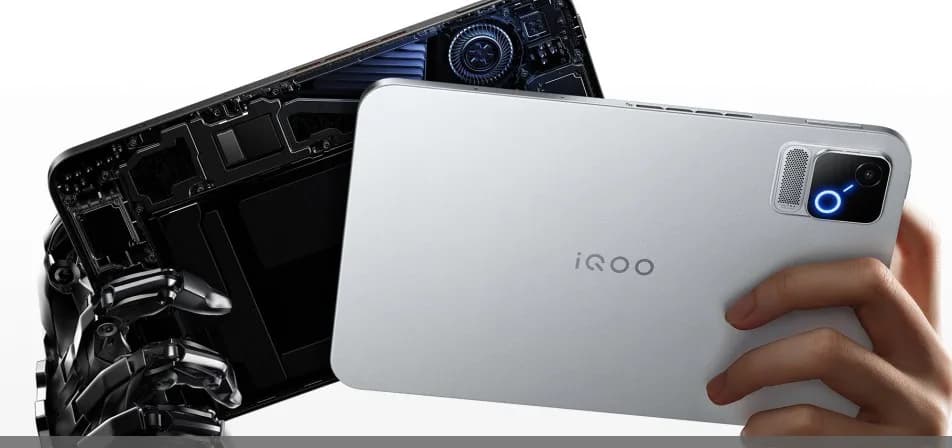 Hopean- ja mustansävyinen iQOO Pad Ultra -tabletti pelitarvikkeineen
