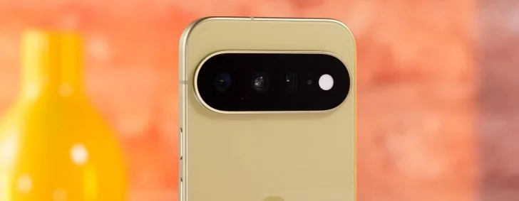 Google Pixel 11-smartphone visad framifrån och bakifrån