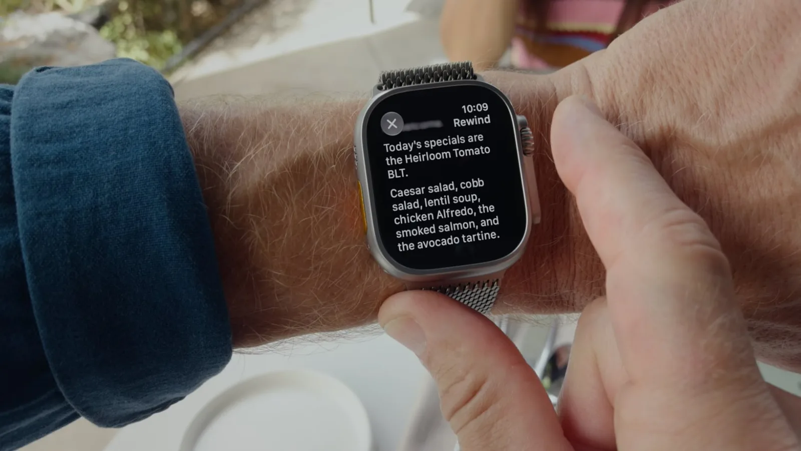 Apple Watch mit watchOS-Oberfläche neben ihrer Digital Crown