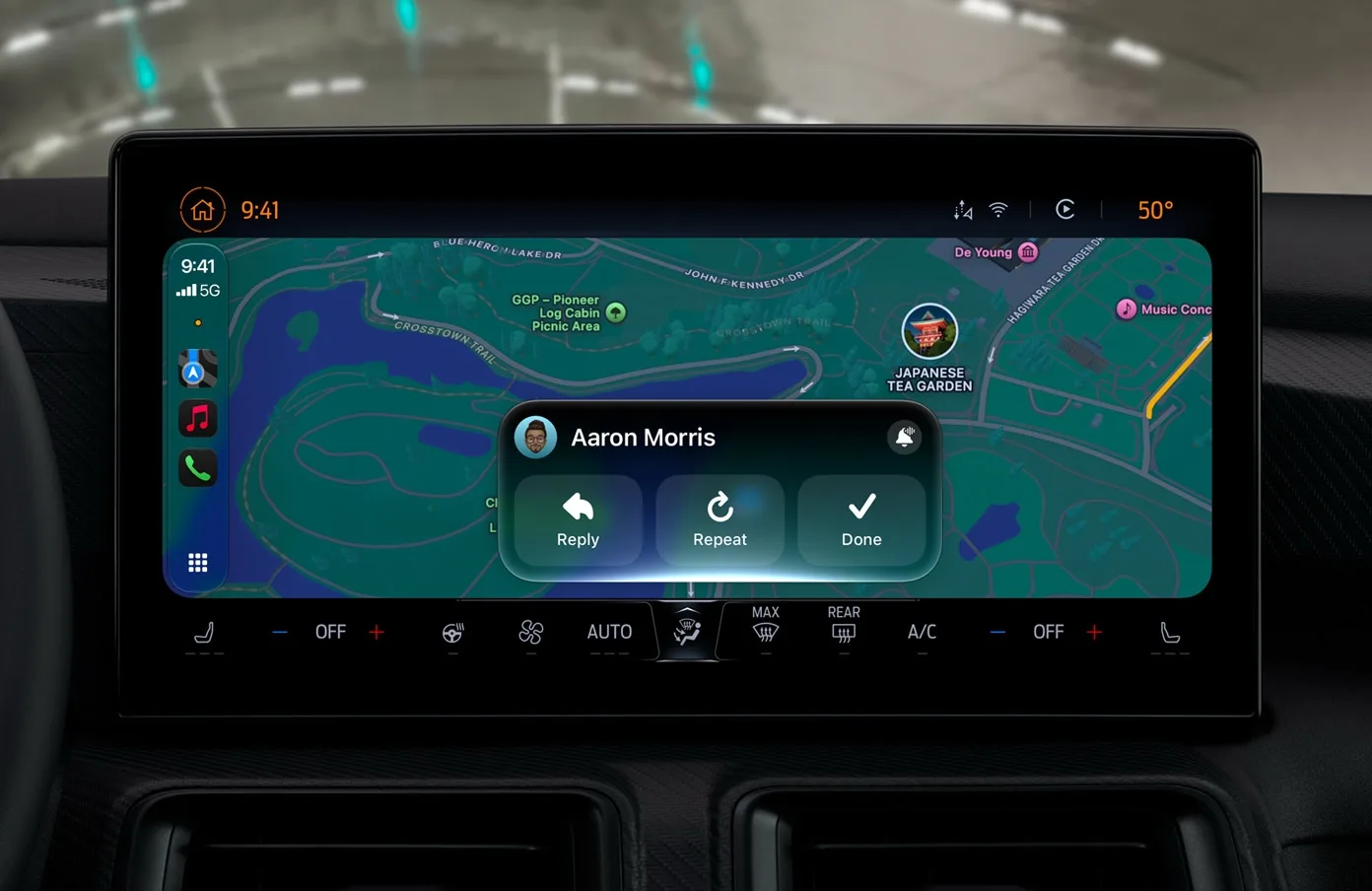 CarPlay-instrumentpanel med widgetar och navigering på bilens infotainmentskärm
