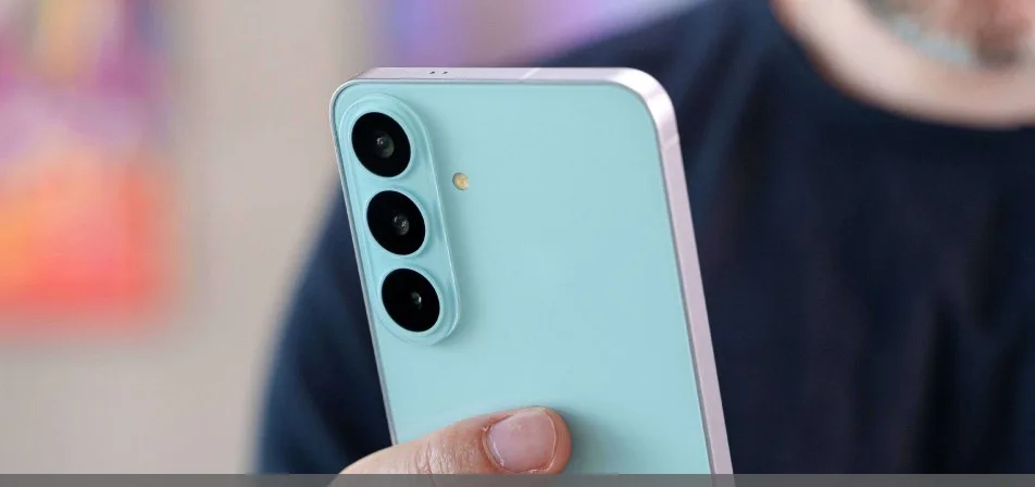 Samsung Galaxy S26 FE -älypuhelin, jossa näkyy näyttö ja takana kolmoiskamera
