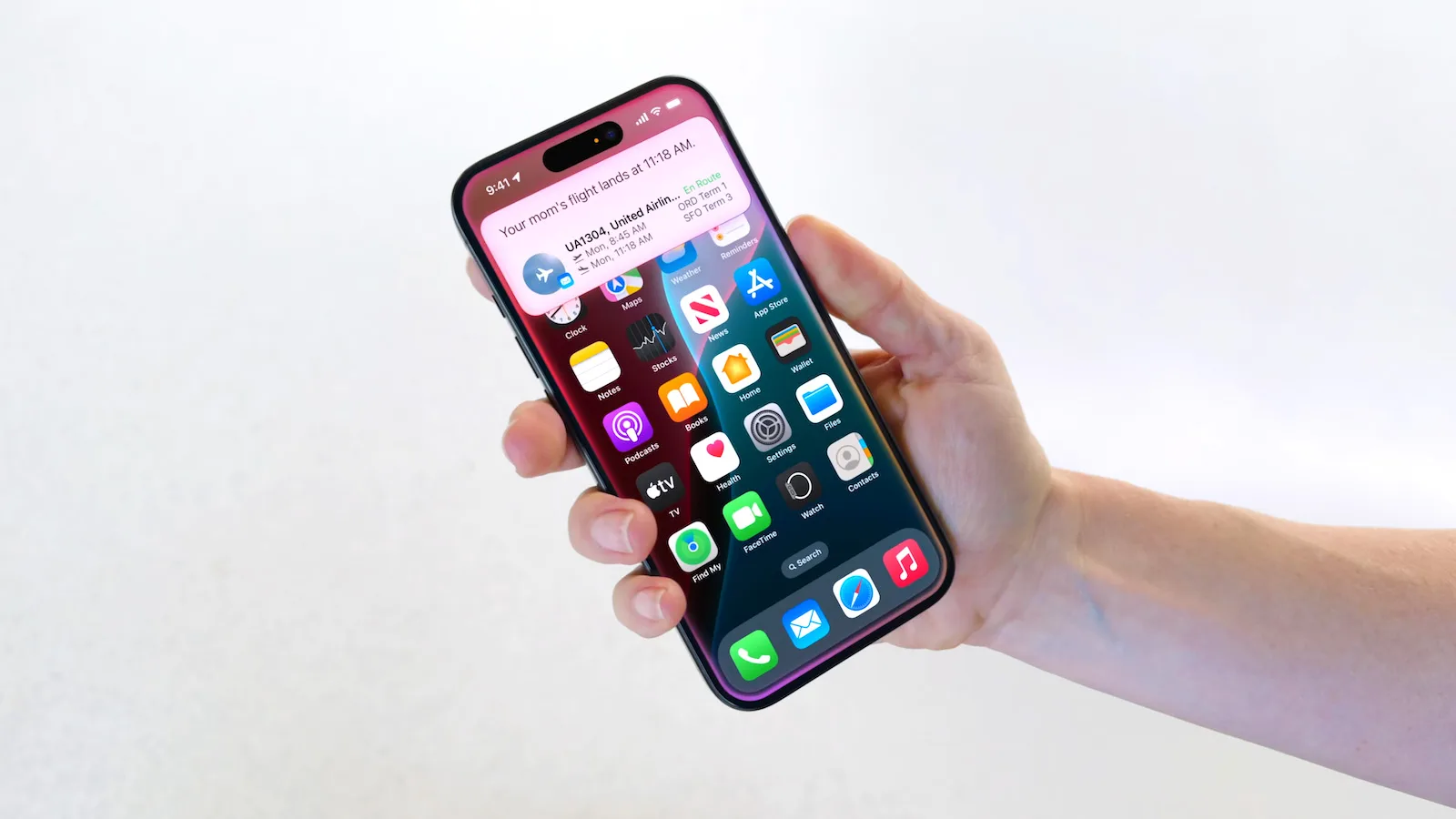 iPhone с отображённым Siri AI в интерфейсе Apple Intelligence