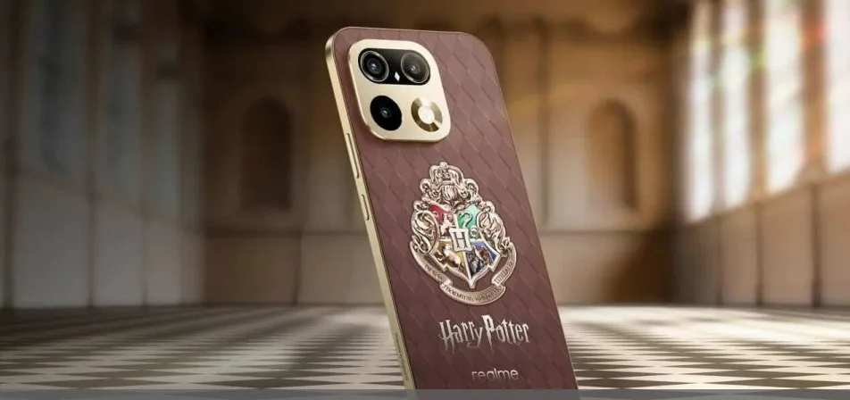 Realme 16 Pro Harry Potter Edition -puhelin ruskealla Tylypahkan teemaisella takapaneelilla