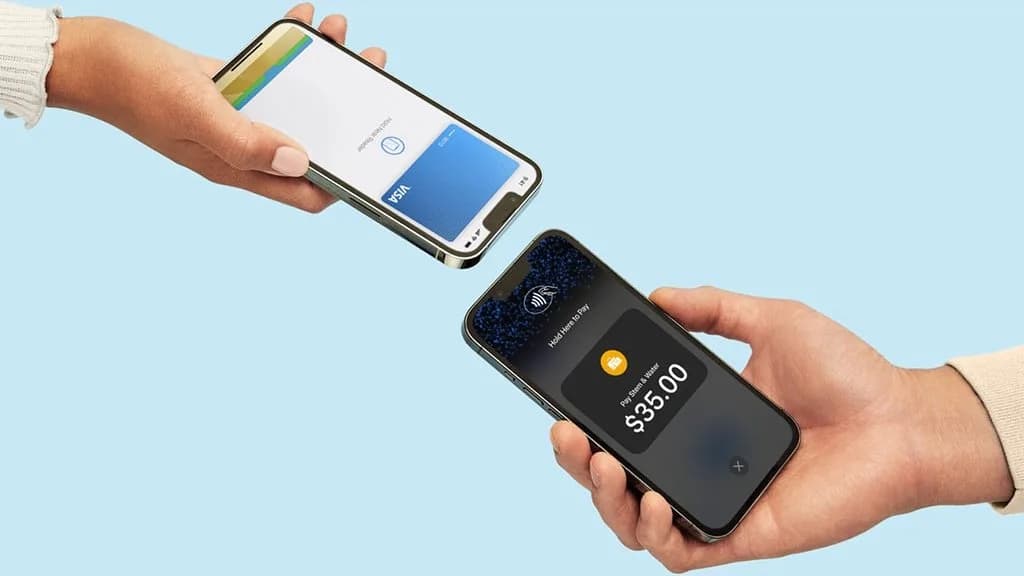 iPhone som tar imot en kontaktløs betaling fra et kort eller en Apple Watch