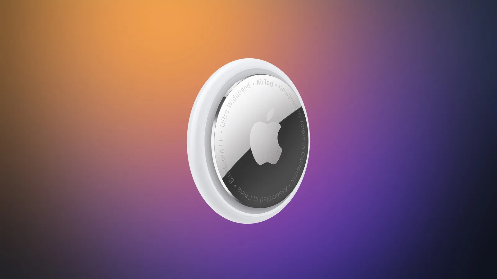 Concept de broche wearable IA Apple présentée à côté d’un AirTag