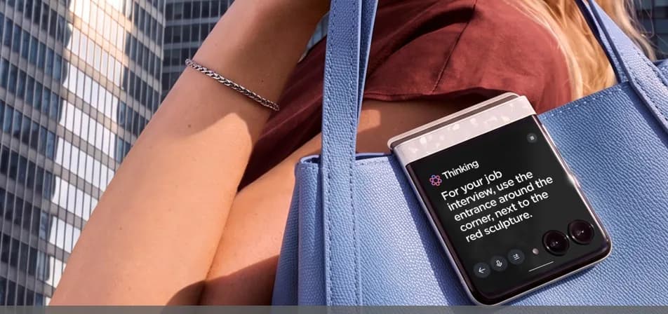 Motorola Edge -älypuhelin, jonka näytöllä näkyy Qira-tekoälyavustaja