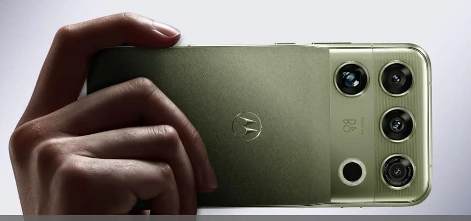 Motorola Signature 27 -lippulaivapuhelin, jonka teksturoitu takapaneeli ja kamerajärjestelmä näkyvät