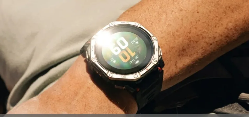 Amazfit T-Rex Dual Solar mit Solarpanels an Vorder- und Rückseite