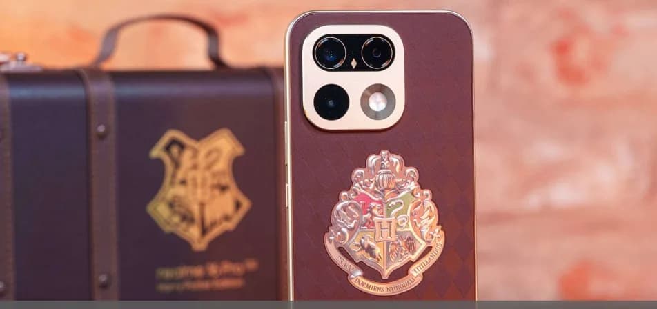 Realme 16 Pro Harry Potter Edition -puhelin ruskealla Tylypahka-aiheisella takapaneelilla