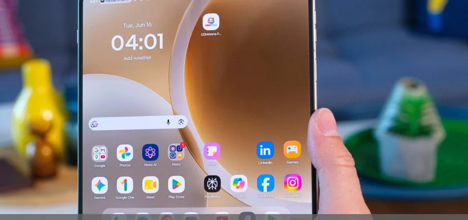 Motorola Razr Fold и смартфоны Razr 2026 на рекламном изображении запуска Verizon