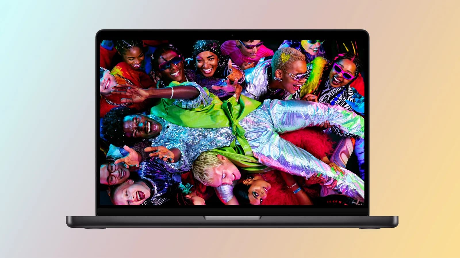 MacBook Pro 16 pouces d’Apple avec une puce M5 Max posé sur un bureau