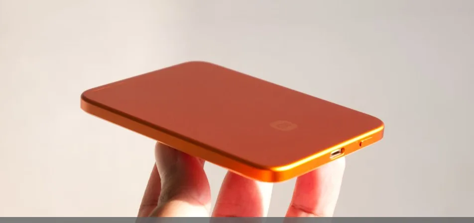 Xiaomi UltraThin Magnetic Power Bank 5000 15W festet til en smarttelefon