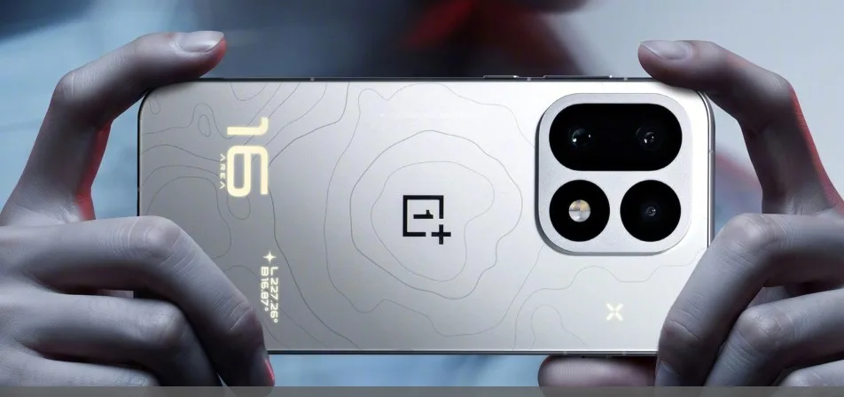 OnePlus 16-smarttelefonen visas i ett av de tre annonserade färgalternativen