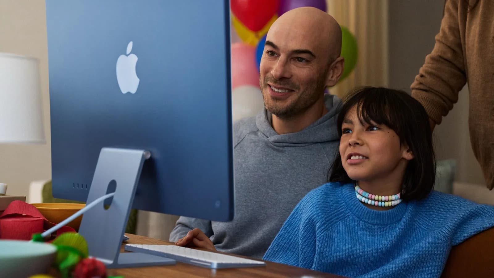 Elternteil prüft Kindersicherung auf einem iPhone mit iOS 27