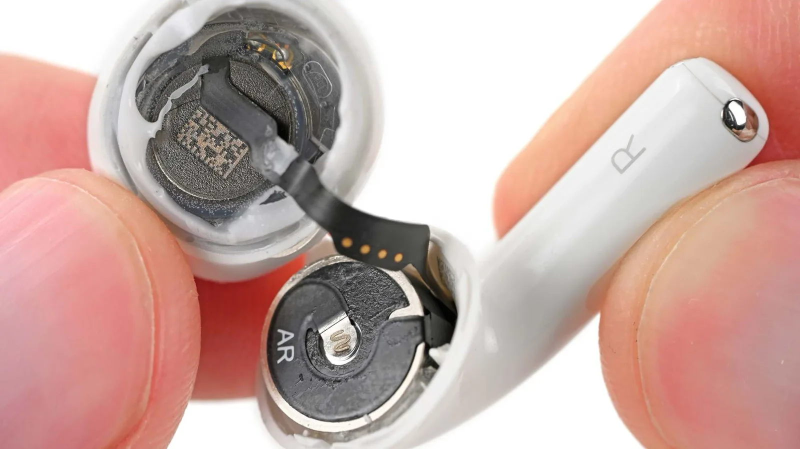 iFixitの分解調査で分解されたAirPods 5のイヤホンと充電ケース