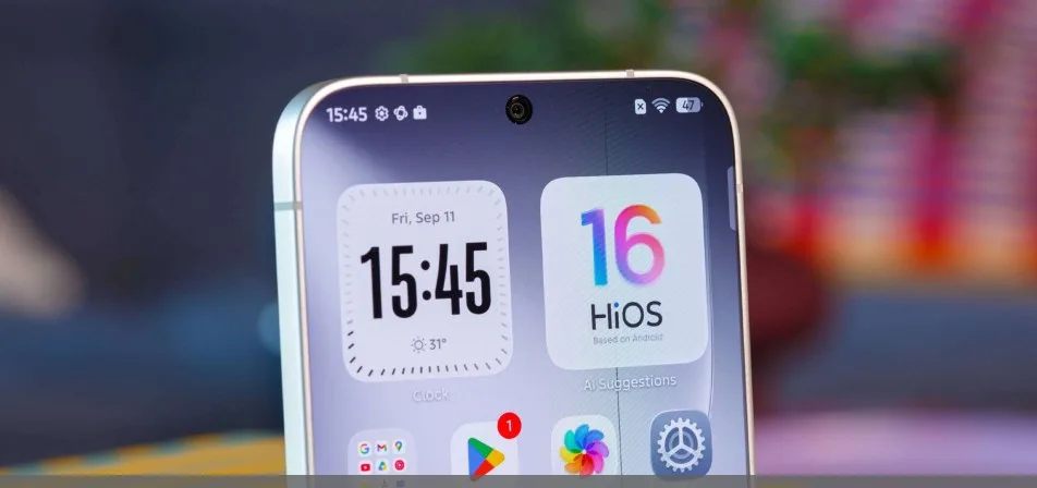 Tecnon reunaton Camon Slim -konseptipuhelin vakiomallisen Camon Slim 5G:n vieressä