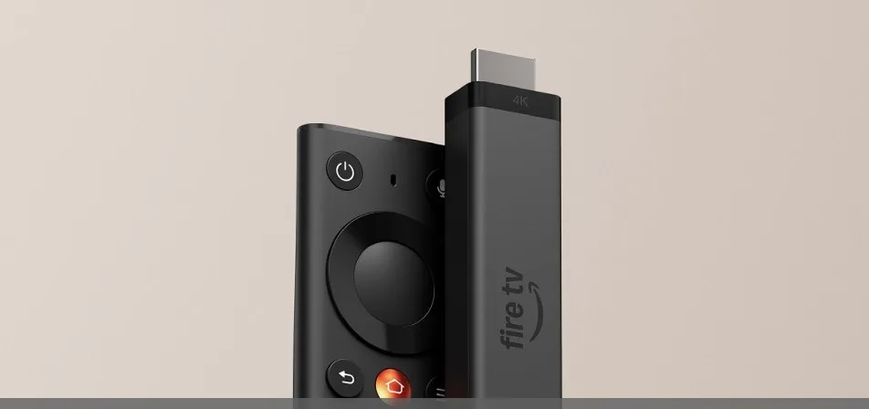 Amazon Fire TV Stick 4K (2026) bredvid den omdesignade Fire TV Remote