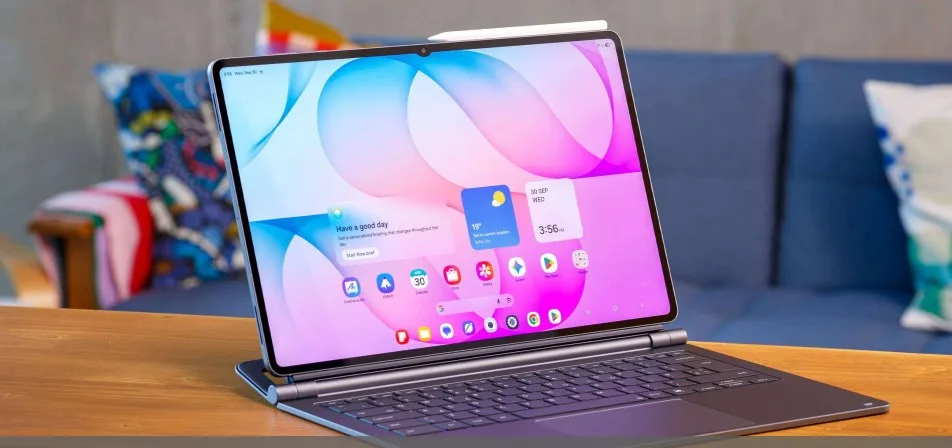 Samsung Galaxy Tab S12 Ultra kiinnitettynä näppäimistökoteloon, S Pen vieressä