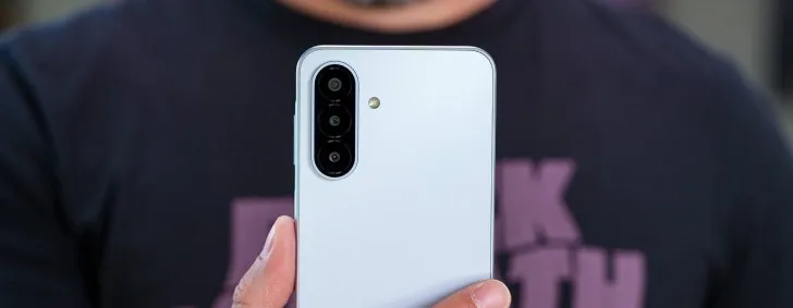 Smartphone Samsung Galaxy A18 4G montrant son écran et son module photo arrière