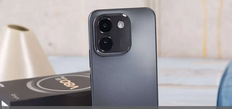 Schwarzes vivo V80 Lite neben Verpackung, Ladegerät und passender Schutzhülle