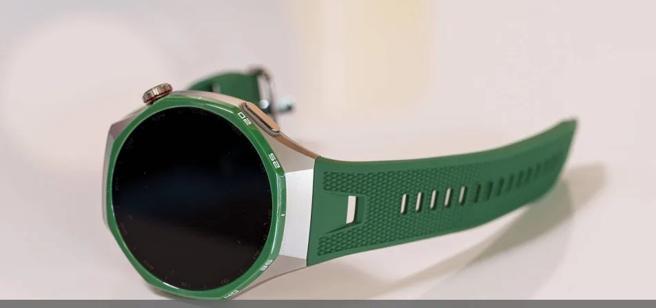 Huawei Watch GT 7 Pro -älykello titaanirungolla ja vihreällä keraamisella kehyksellä