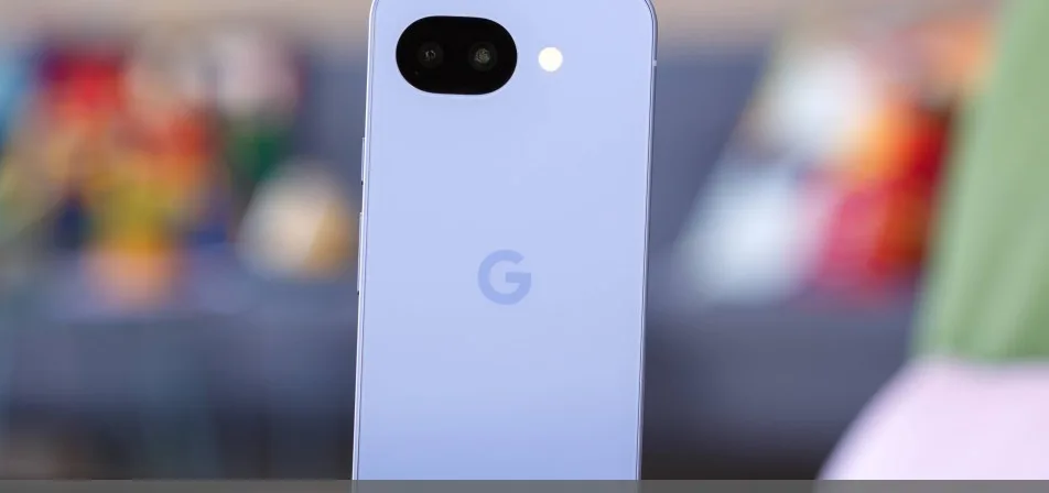 Google Pixel 10a-smartphone mot en enkel bakgrund
