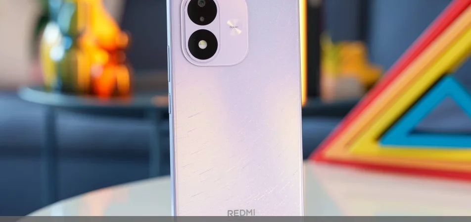 Смартфон Xiaomi Redmi Note 17 4G рядом с фирменной упаковкой
