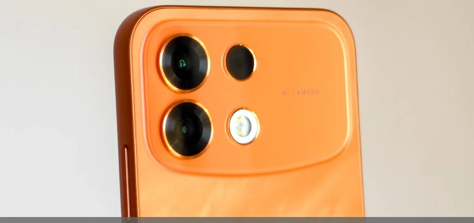 Oppo F35 Pro en Sunrise Orange, con su diseño trasero mate y ondulado