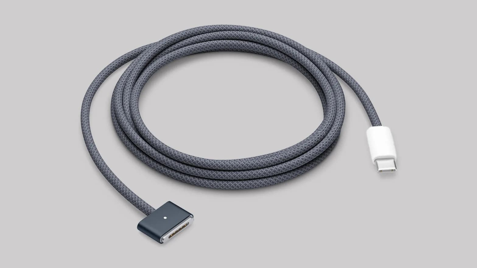 Cavo di ricarica Apple da USB-C a MagSafe 3 collegato a un MacBook