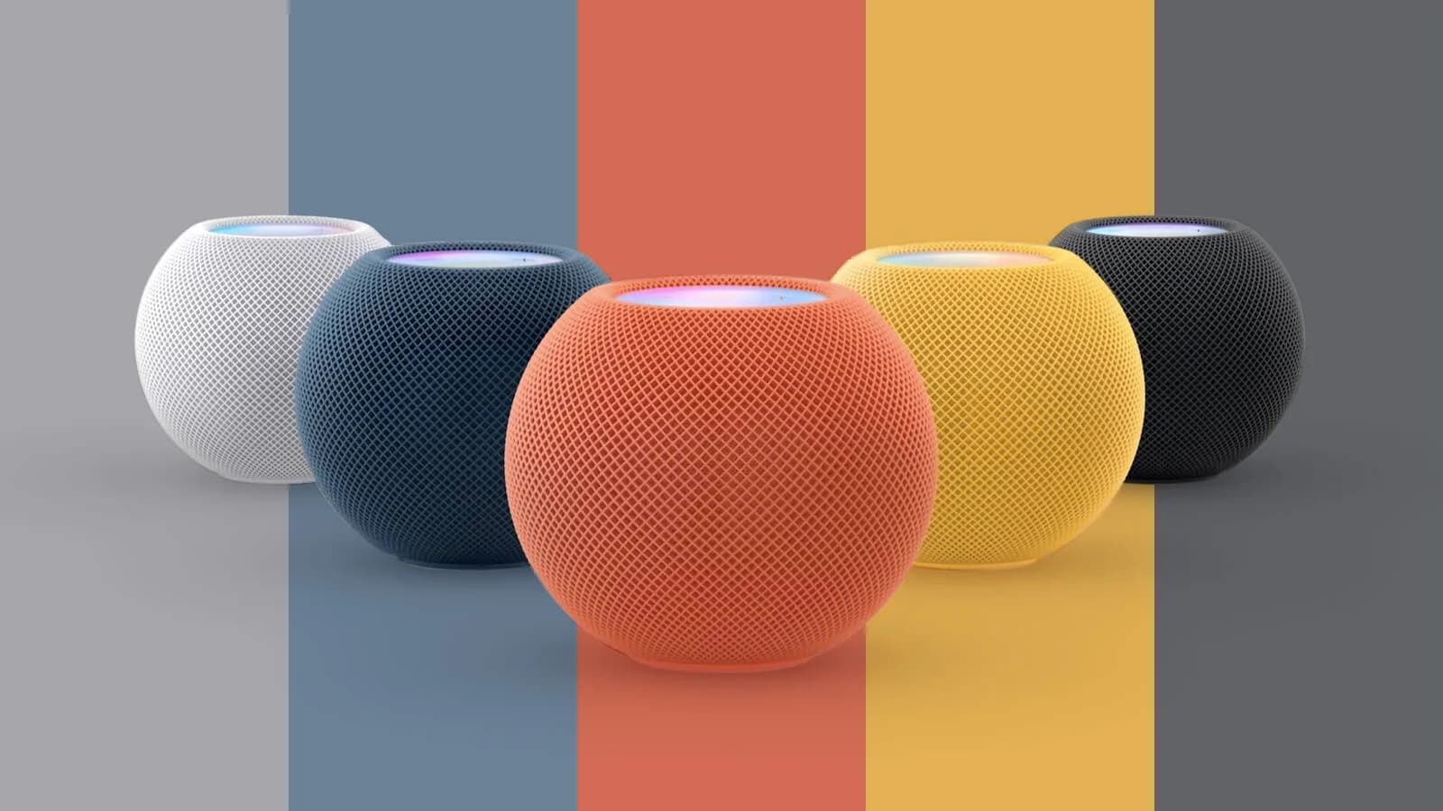 Apple HomePod mini-högtalare i flera färger på ett bord