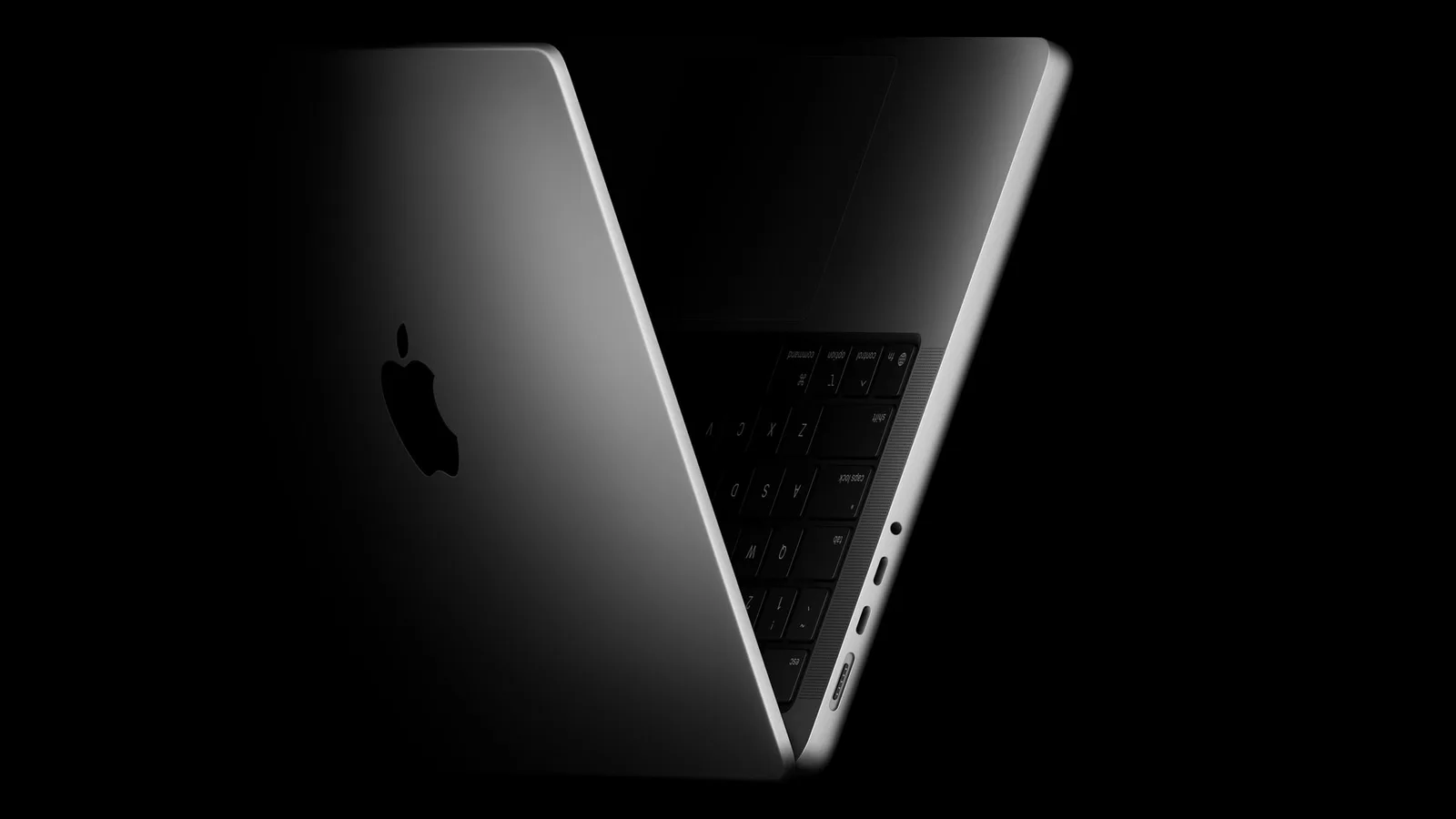 デスク上でmacOSを表示するMacBook Proノートパソコン
