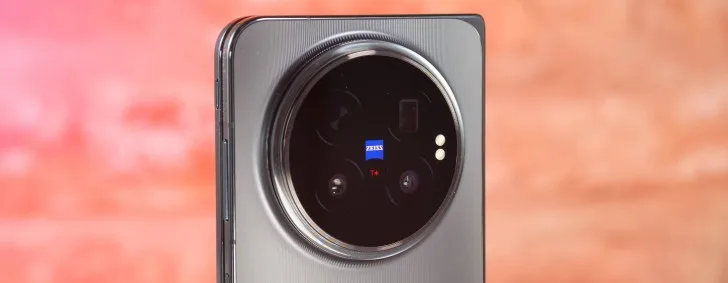 Aufgeklapptes vivo X Fold6 mit großem Innendisplay und dreifacher Rückkamera