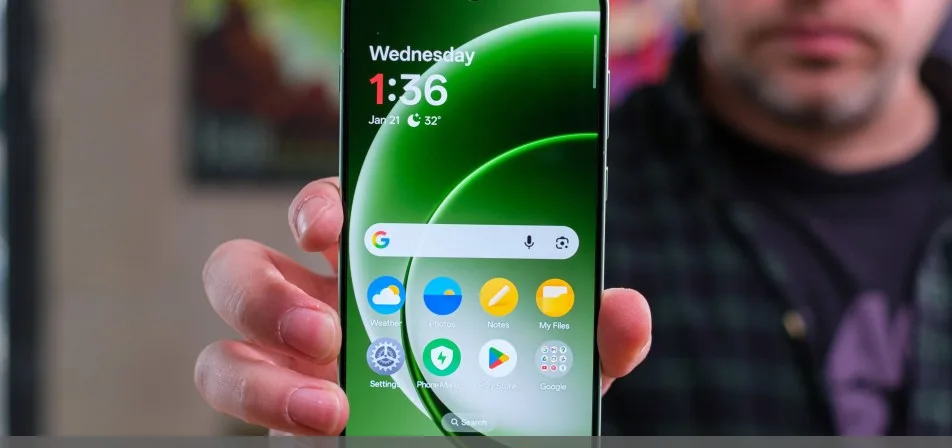 Illustration av den ryktade smarttelefonen OnePlus Ace 7 med en stor kameramodul