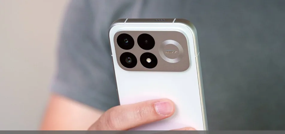 Smartphone Poco F9 Pro mostrato in un’immagine del prodotto