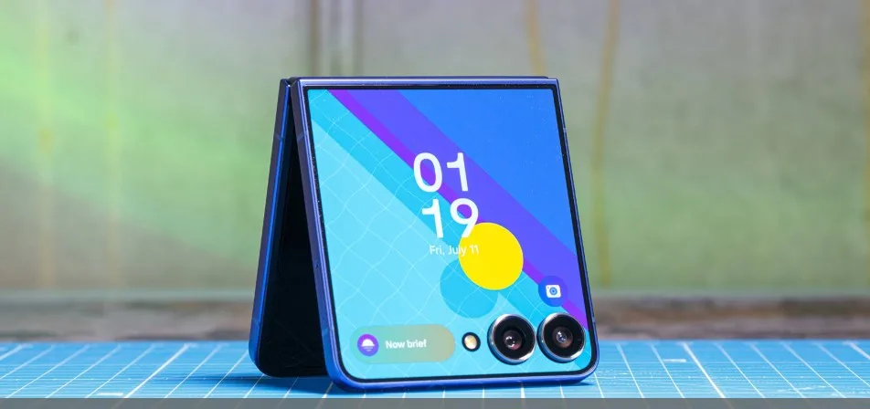 Samsung Galaxy Z Flip7 plié et déplié à côté d’un écran de smartphone