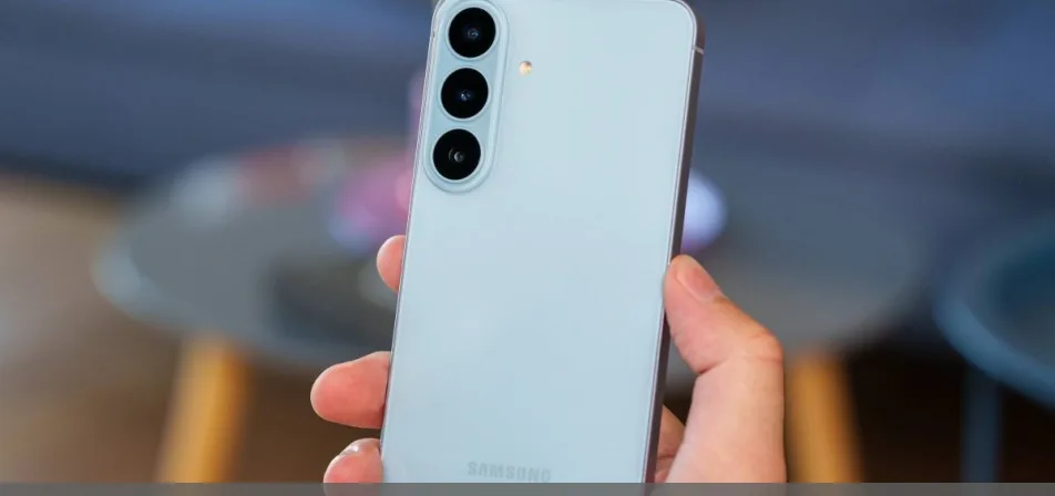 Samsung Galaxy S26 FE -älypuhelin useissa värivaihtoehdoissa