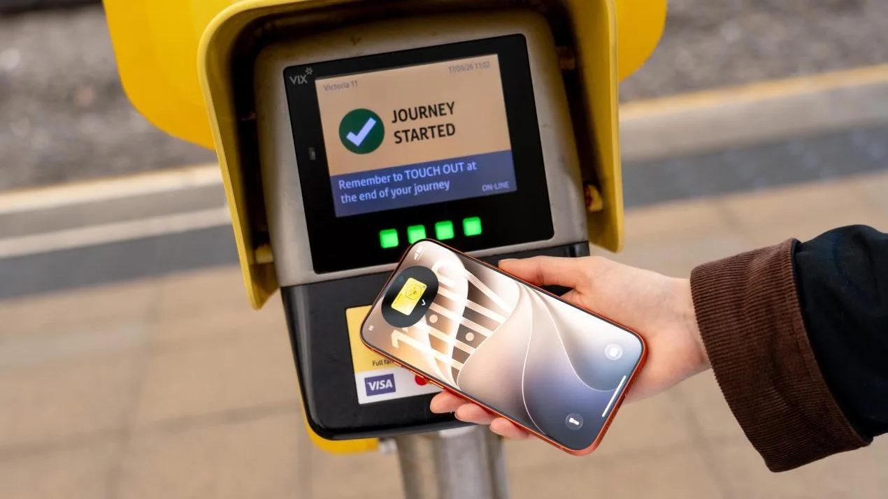 iPhone och Apple Watch visar ett virtuellt Bee Card för Manchesters Bee Network