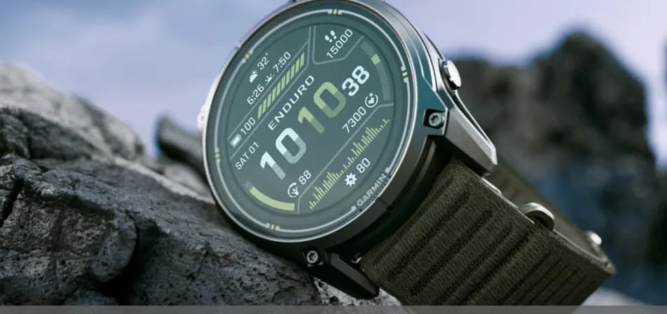 Smartwatch Garmin Enduro 4 con cassa robusta e cinturino in tessuto