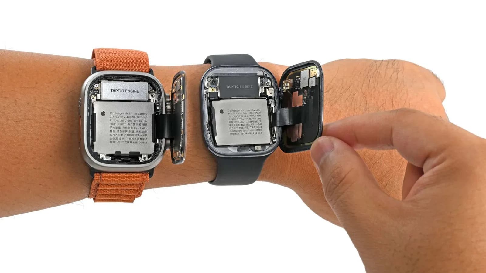 Apple Watch Series 12 och Apple Watch Ultra 4 under en nedmontering för att bedöma reparerbarheten