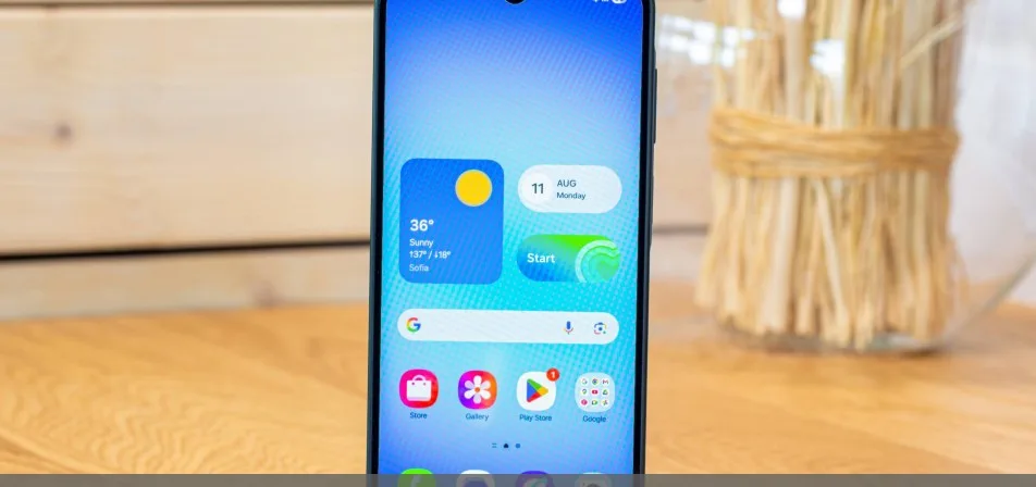 Смартфон Samsung Galaxy F70 рядом с устройством в стиле Galaxy A17