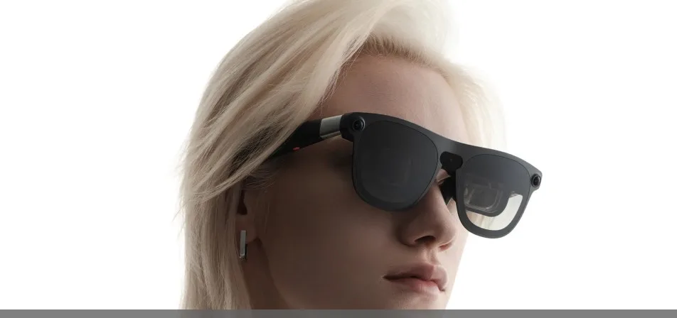 Lunettes Xreal Aura Android XR avec leur batterie et leur boîtier de commande externes