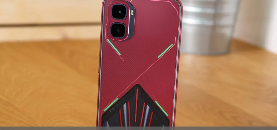 Infinix GT 50 Pro gamingmobil med RGB-belysning på baksidan