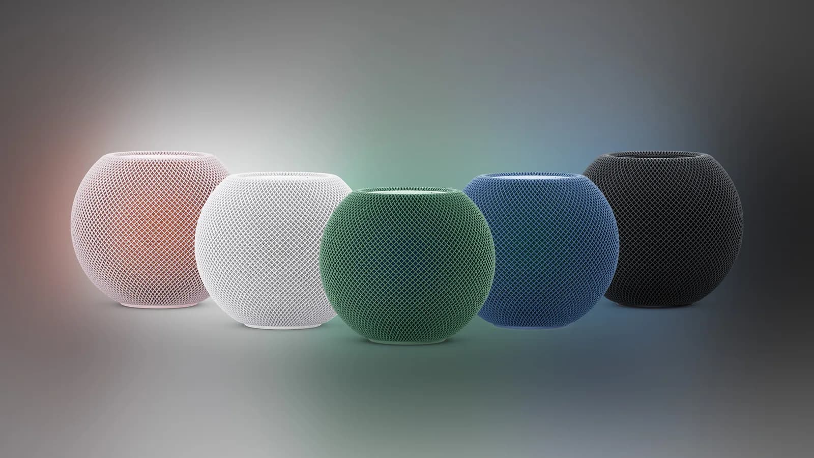 Applen HomePod mini -älykaiutin iPhonen vieressä