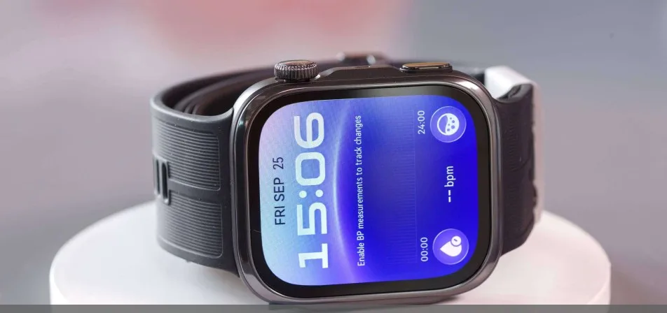 Huawei Watch D3 -älykello verenpainemittaukseen tarkoitetun hihnan ja latausalustan kanssa