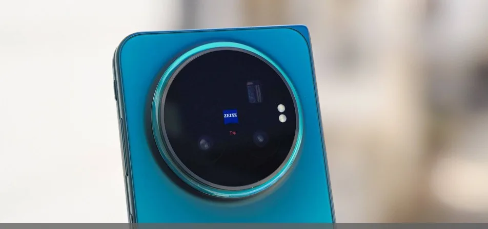 ガラス製背面パネルと円形のZEISSカメラアイランドを備えたvivo X Fold6 Nebula Teal