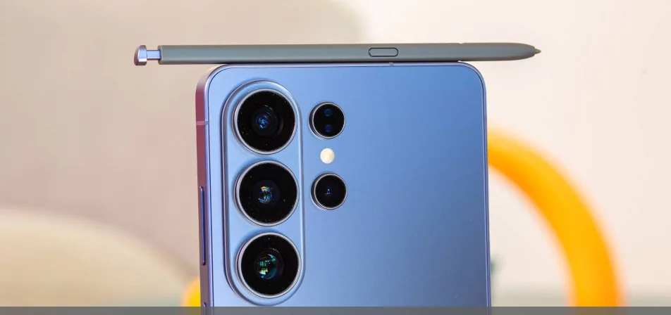 Samsung Galaxy S26 Ultra -älypuhelin Galaxy S27 -sarjaa koskevien raporttien kuvituksena
